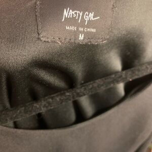 Nasty Gal Médium Cape Dress.